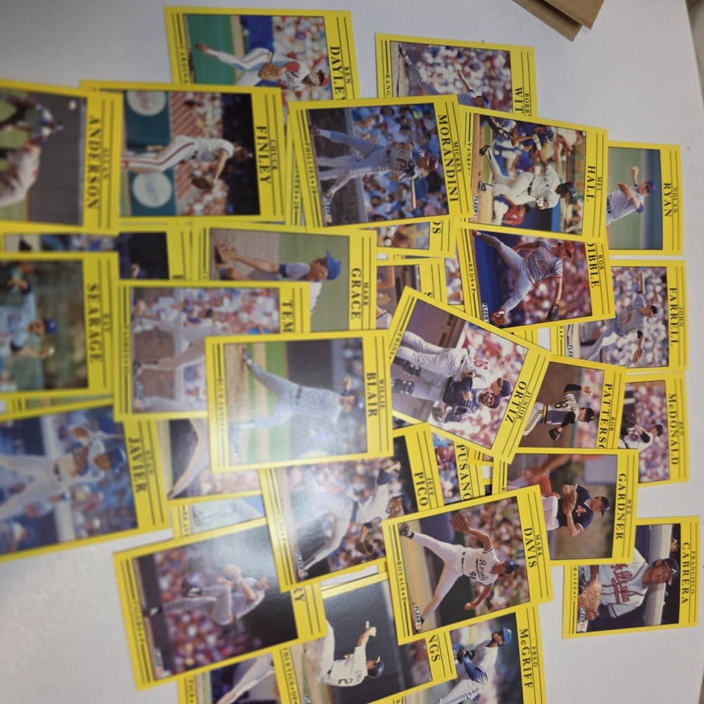 Fleer 91 Yellow Baseball Trading Cards Lot Over 30 Cards - Picture 5 of 7